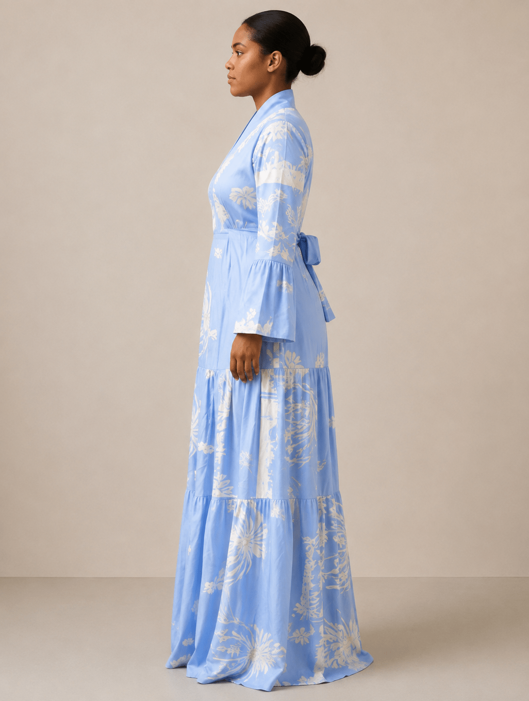 Robe longue bleu ciel à imprimé floral – Col châle & manches évasées - Aby Shop