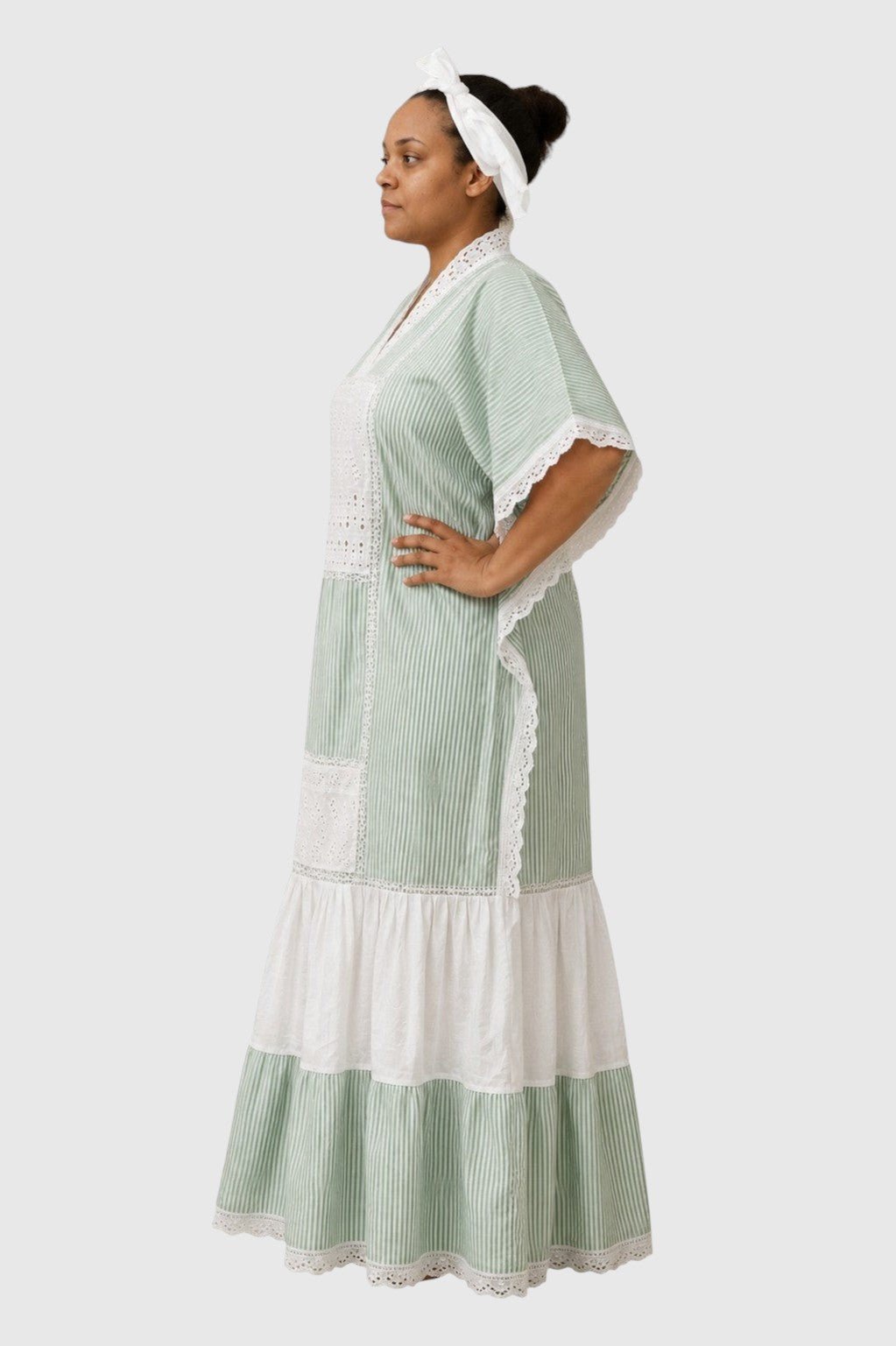 Robe longue vert sauge à rayures et dentelle - Aby Shop