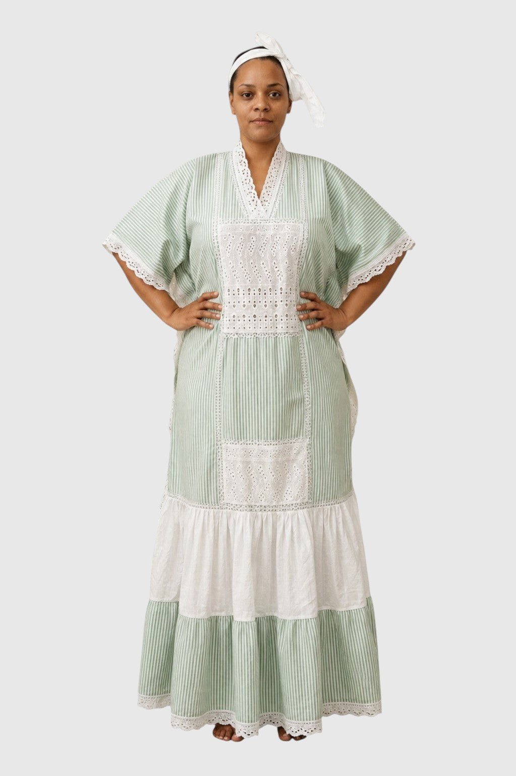 Robe longue vert sauge à rayures et dentelle - Aby Shop